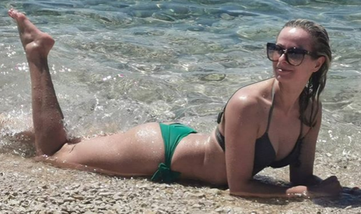 Nikolina solira na plaži i brčka se u plićaku: Pokazala tetovažu