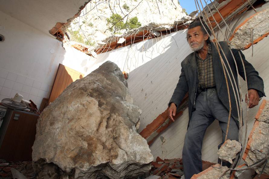 Stijene padale na kuće, ceste...: Dio Omišana morat će se iseliti