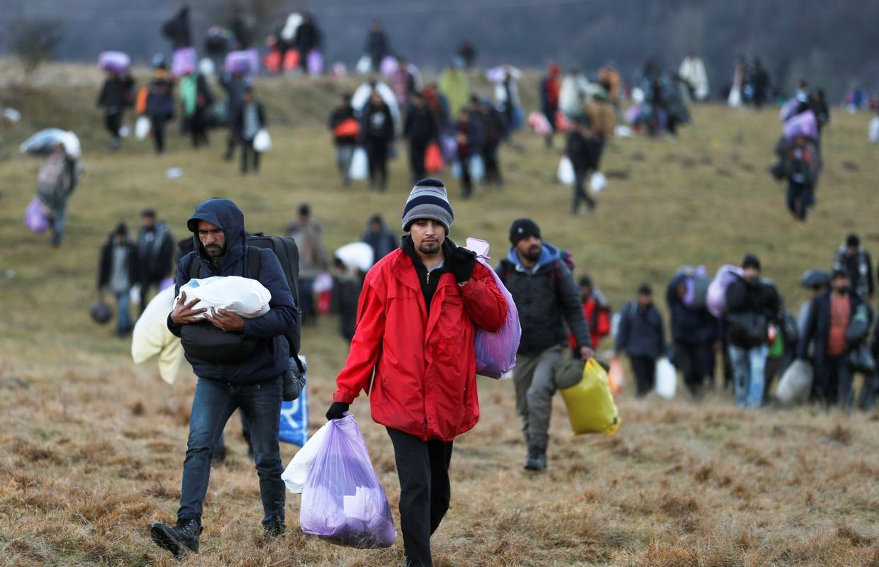 BiH ne zna što bi s migrantima, 900 ih se smrzava se uz cestu
