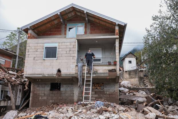 Jablanica: Ispod ruševina kuća traje potraga za žrtvama 