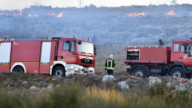 Veliki poÅ¾ar kod mjesta GrebaÅ¡tica zatvorio jadransku magistralu