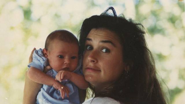 Kći Brucea Willisa i Demi Moore raznježila je pratitelje dosad neviđenim obiteljskim fotkama
