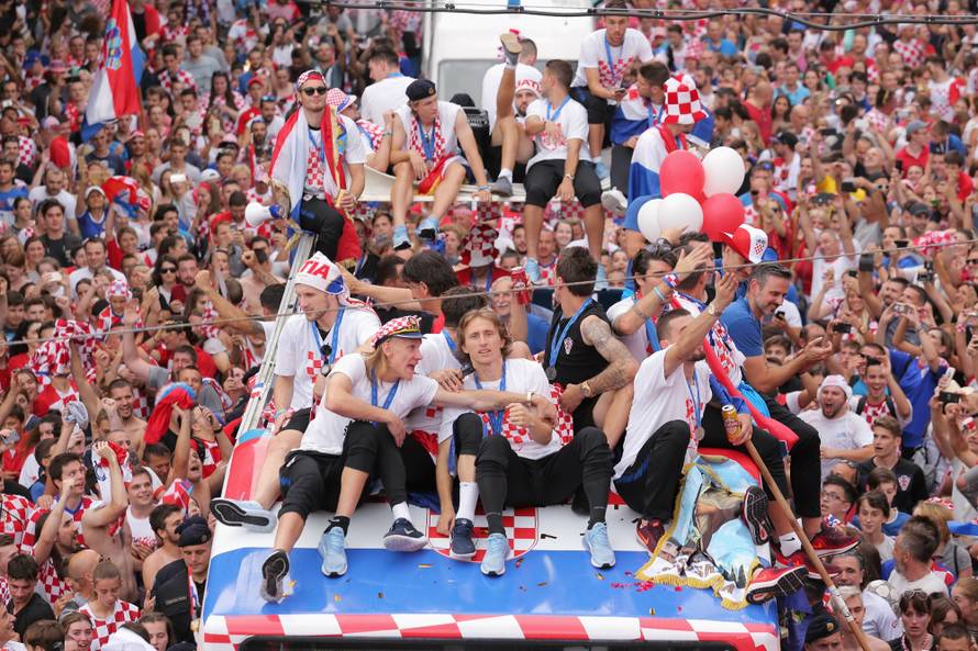 GraÄani u Savskoj ulici pozdravljaju Vatrene na putu prema Trgu