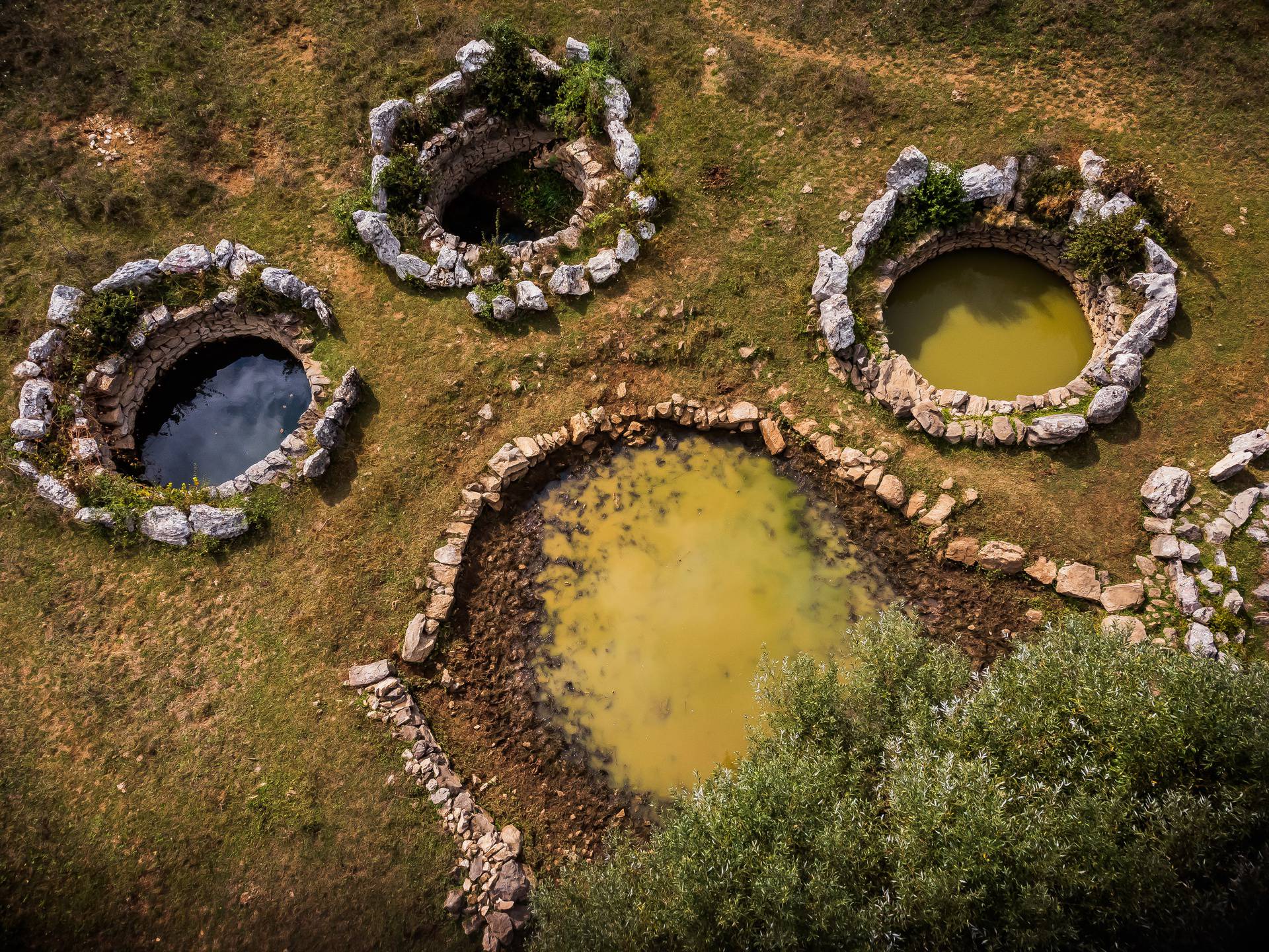 Malo ljudi zna za ove misteriozne bunare u Dalmatinskoj zagori, legenda kaže da nikad nisu presušili