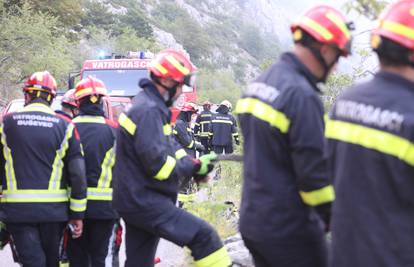 Vatrogasci imaju pune ruke posla: U Dalmaciji požar, a kontinent pogodilo nevrijeme