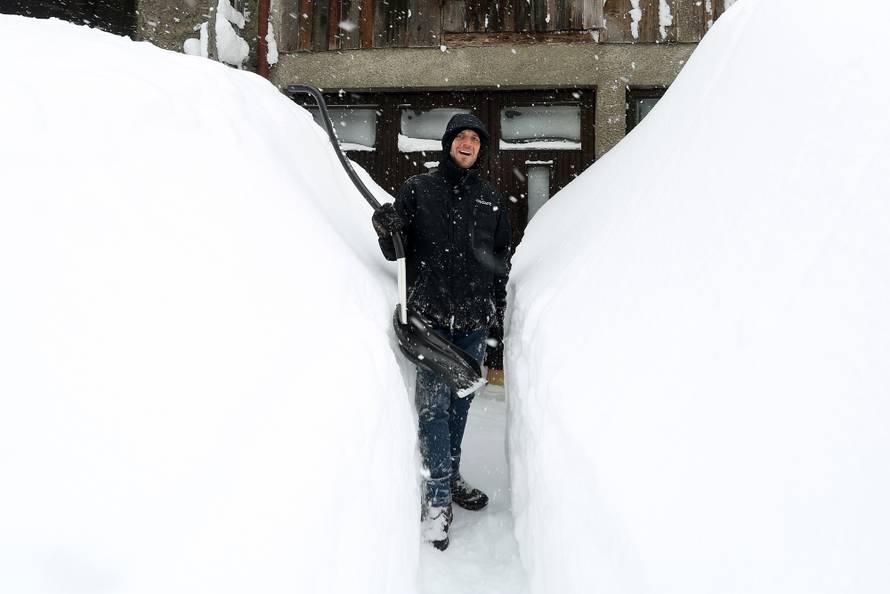 Zameteni u Delnicama: Nanosi snijega do balkona na 1. katu!