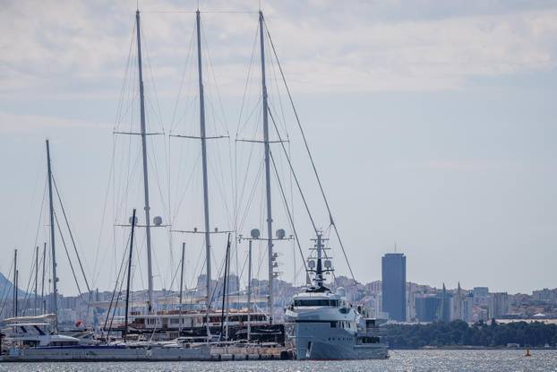 U Marini Kaštela već danima su privezane luksuzne jahte Jeffa Bezosa