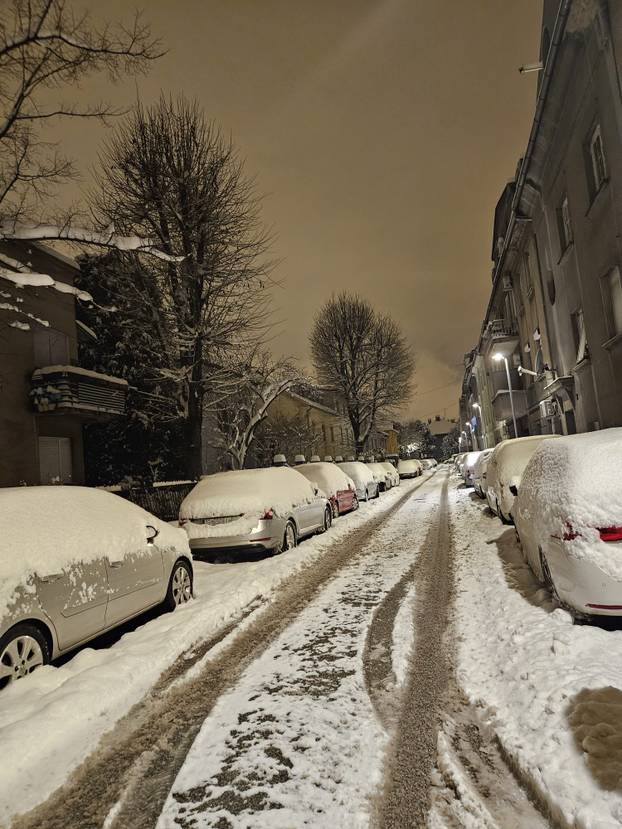 FOTO Zagreb zameten snijegom: 'Ponegdje na nogostupu i 15 cm snijega. Ljudi jedva prolaze!'