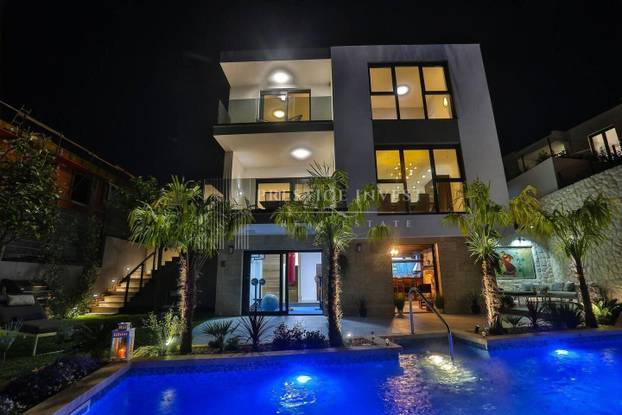 FOTO Kakva perverzija u Splitu! Vodeni raj i slike dizajnera. Ova vila se prodaje, a znamo i cijenu