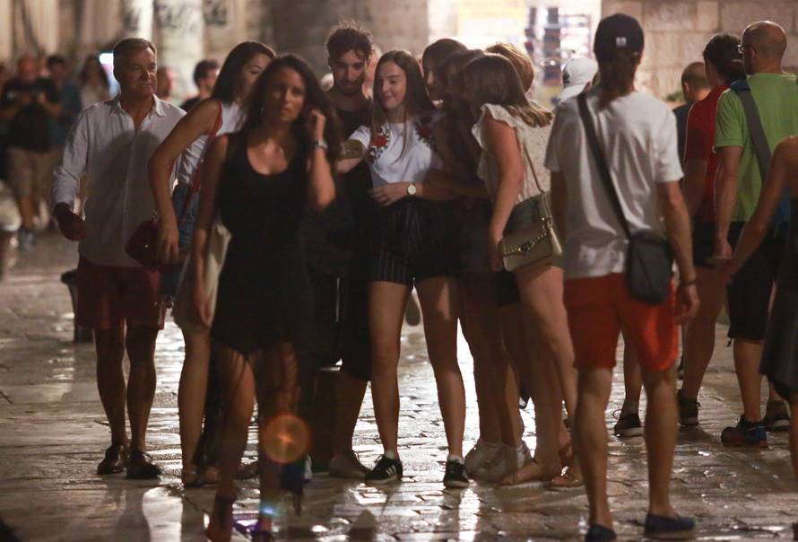 Nosi mi se crna boja: Vrsaljko se modno usklađuje sa ženom