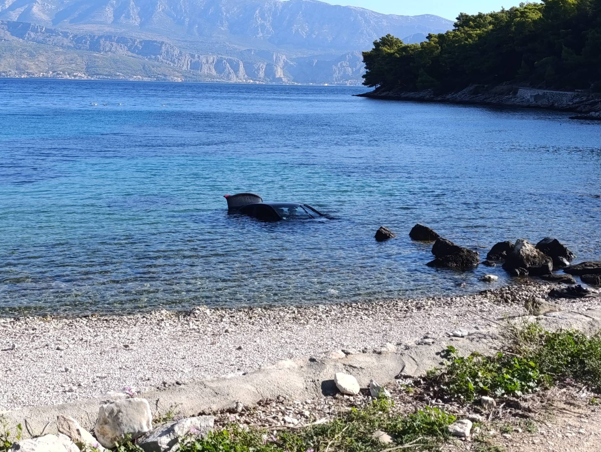 FOTO Divljao na Braču, udario pješaka i pobjegao. Skupocjeni Mercedes pronašli mu u moru