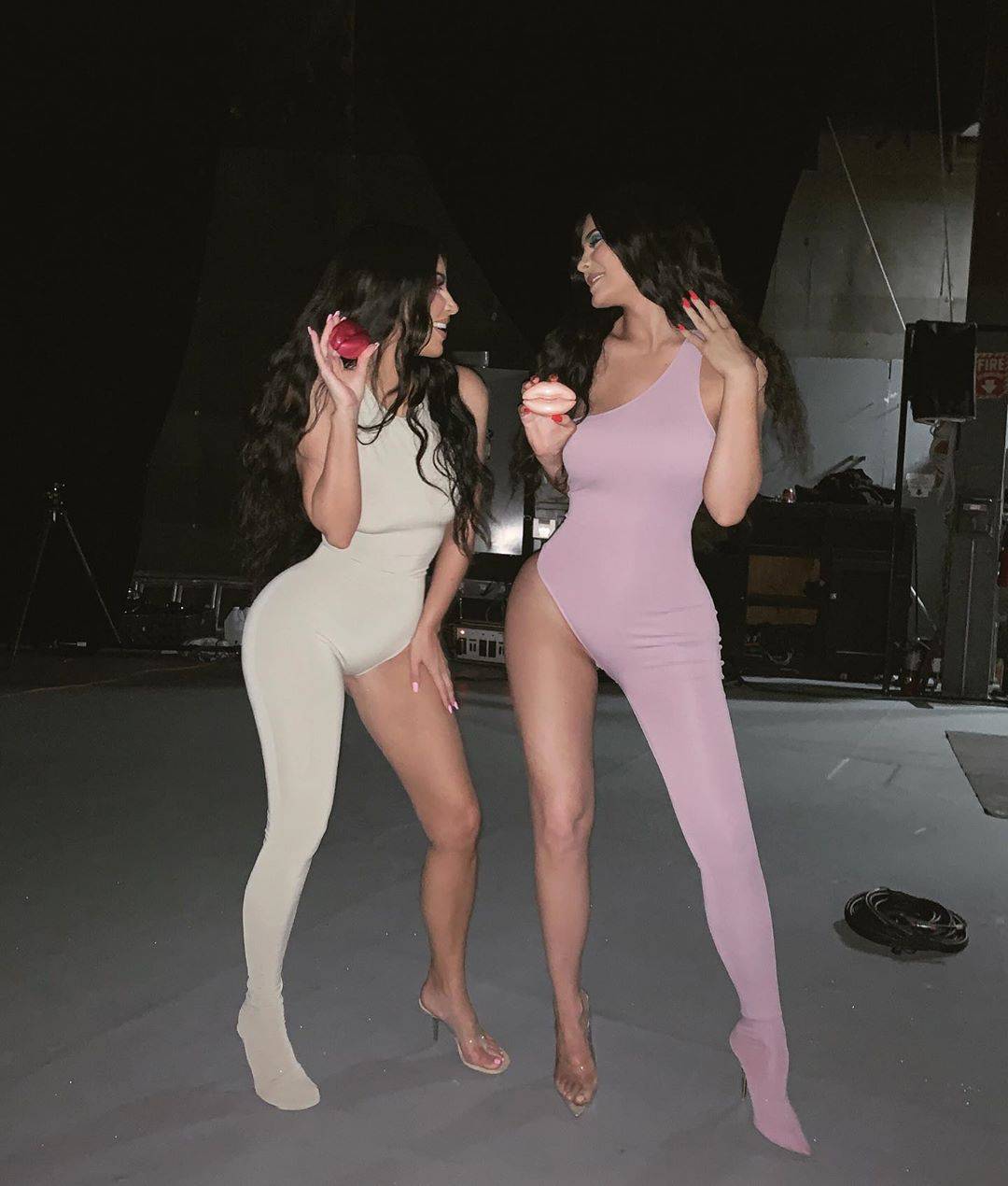 Kim i Kylie podijelile odjeću: Svakoj dosta po jedna nogavica