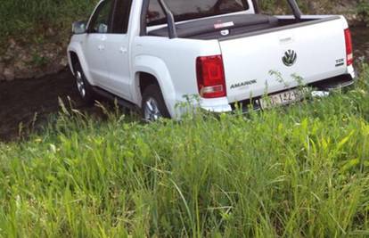 Zaboravio je potegnuti ručnu pa mu auto završio u potoku