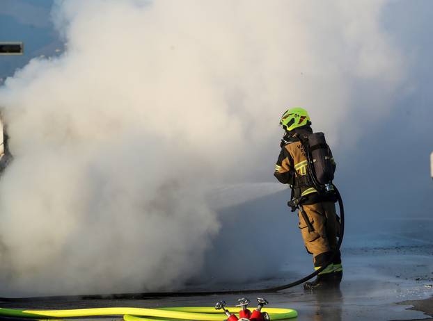 Zagreb: Požar kombi vozila na  Aveniji Većeslava Holjevca