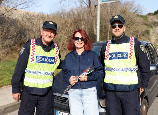 Šibenik: Prometni policajci ženama dijelili ruže u povodu Dana žena