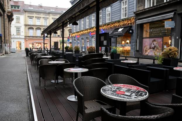 Zagreb: Puste terase zatvorenih ugostiteljsih objekata u centru grada