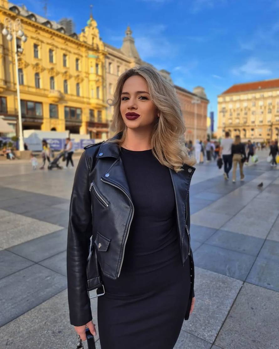 Svi su ludi za stjuardesom koja se fotkala s rukometašima! Evo tko je ona, sve je podijelila...