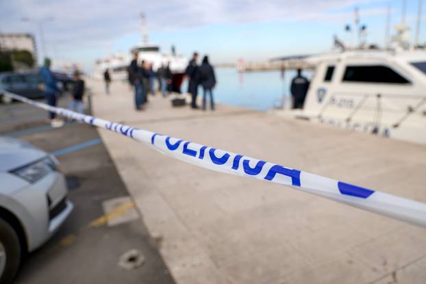 Zadar: Izvlačenje auta koji je 18 godina bio u moru