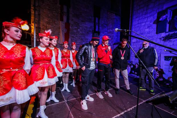 Marko Livaja i Marijo Pašalić na pozornici pred oduševljenim navijačima