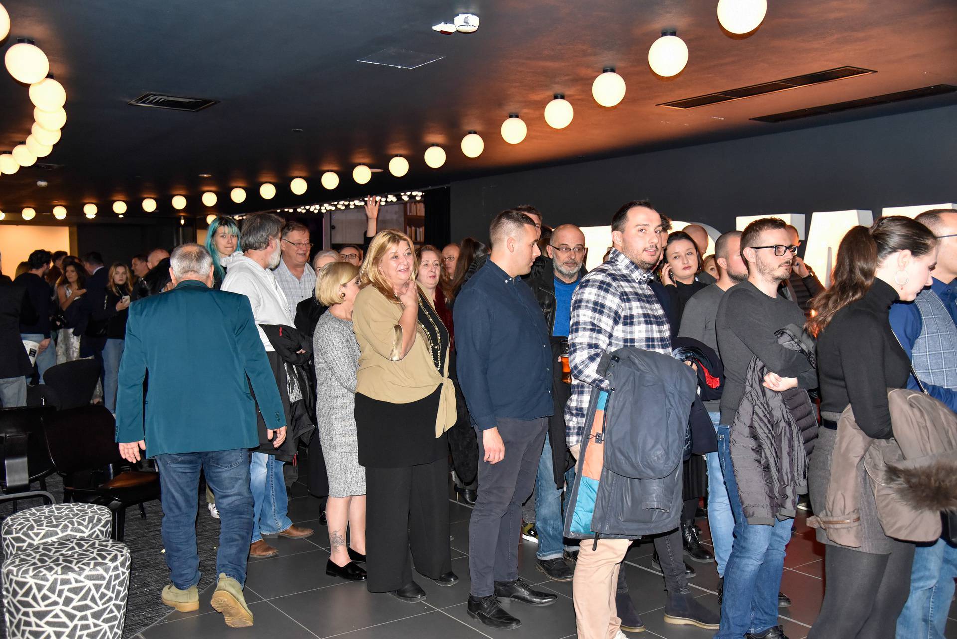 FOTO Evo tko je sve došao na svečanu premijeru filma 'Šesti autobus' u Kaptolu u Zagrebu