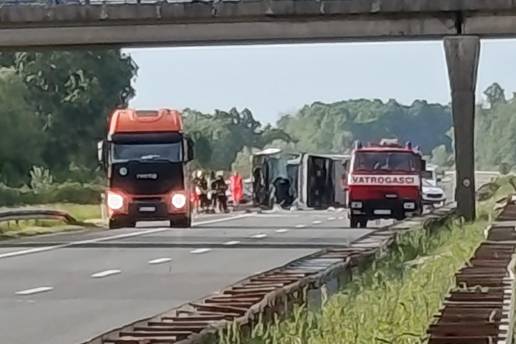 Dvoje mrtvih u užasu na A3 kod Popovače. Ozlijeđene prevezli u više bolnica.  Promet i dalje stoji