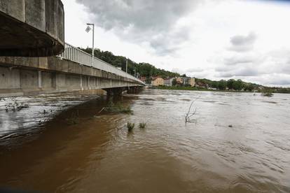 FOTO U Hrvatskoj Kostajnici rade nasip za vodeni val, kod Gračaca je potopljeno i groblje