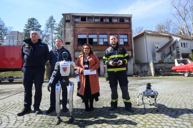 Zagreb: Demonstracija suradnje vatrogasne postrojbe i robotskog psa Unitree Go2 