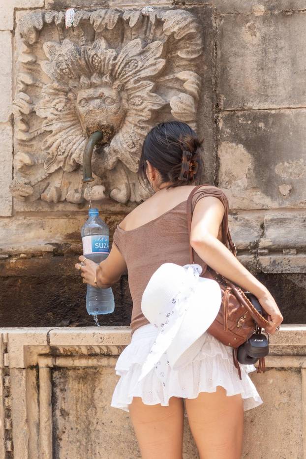 Dubrovnik:  Prepune dubrovačke plaže i gužva unutar zidina