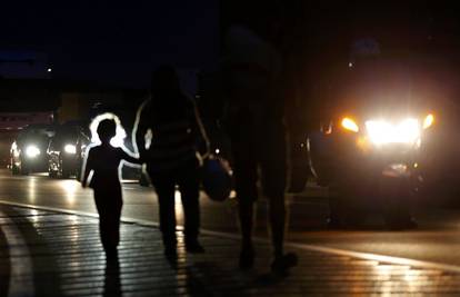 Izbjeglice pješače prema Beču, Mađari će im poslati autobuse
