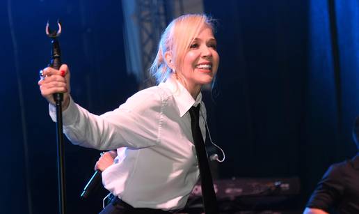 FOTO Jelena Rozga raspjevala Daruvar, na pozornicu stigla u izdanju koje ne vi&dstrok;amo &ccaron;esto