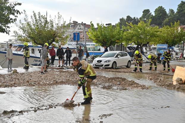 Bujica poplavila Podgoru tijekom jakog kišnog nevremena