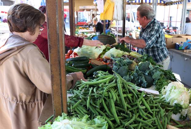 Šibenik: Ponuda mladog boba na tržnici
