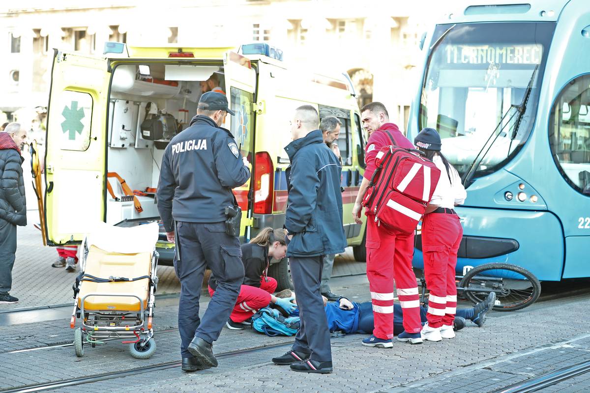 Tramvaj udario dječaka na biciklu na Trgu bana Jelačića