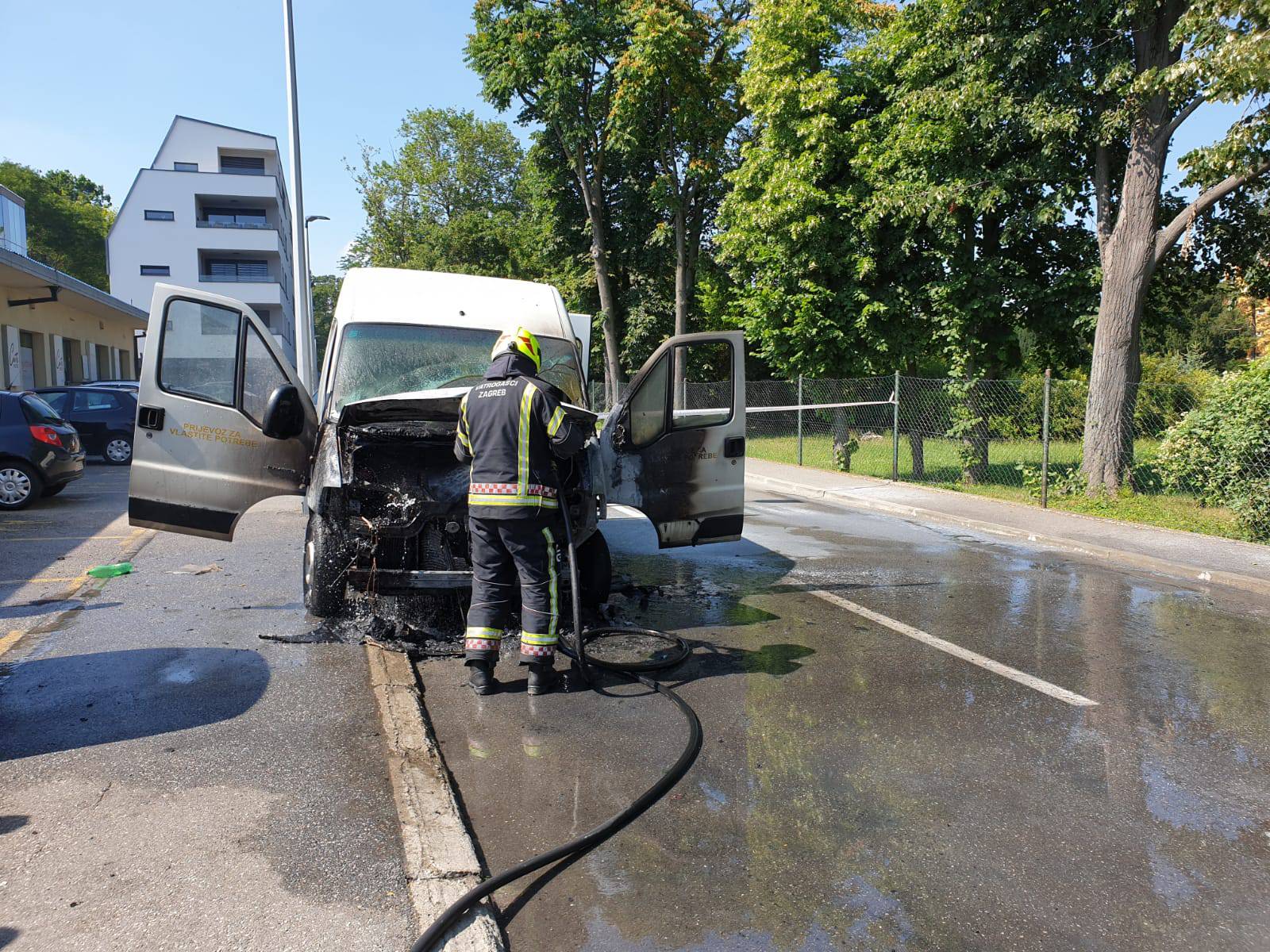 Izgorio mu je cijeli prednji kraj: Zapalio se kombi u Hondlovoj