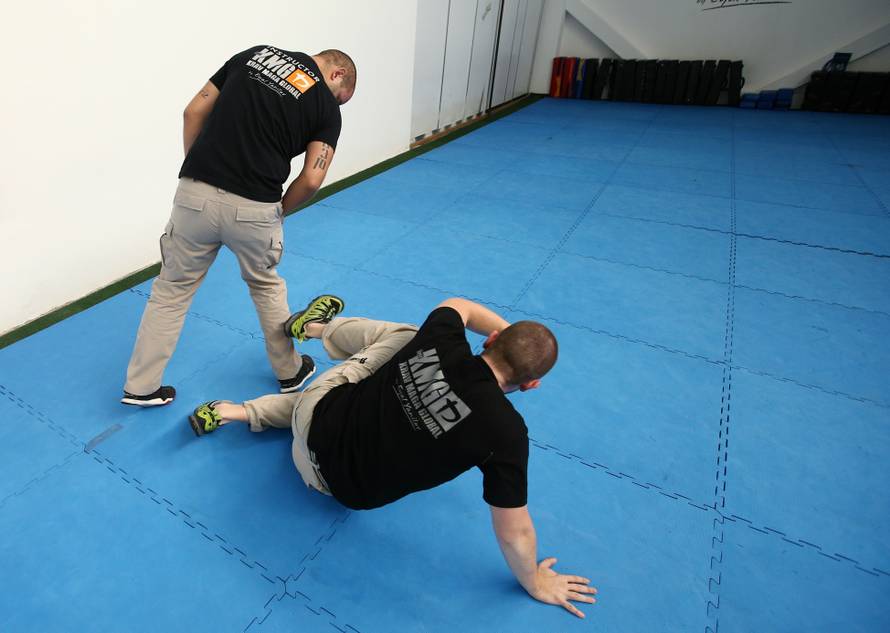 Naučite se spasiti od napada palicom, nožem i pištoljem!