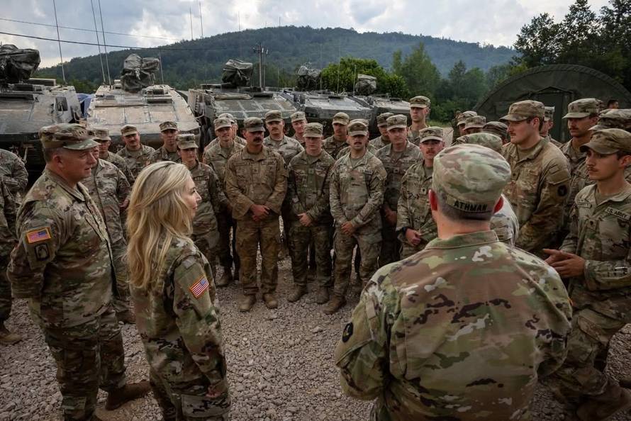 FOTO Pogledajte američku veleposlanicu u Slunju, dijelila obroke vojnicima na vježbi
