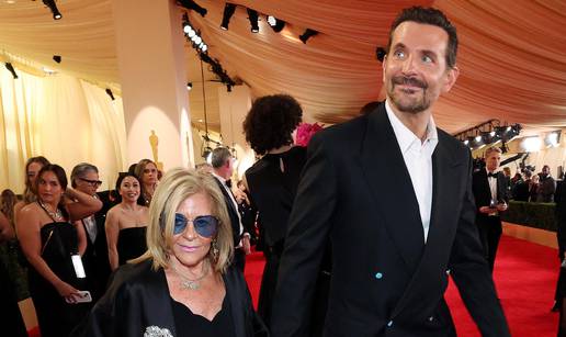 Bradley Cooper na crveni tepih stigao u društvu majke Glorije