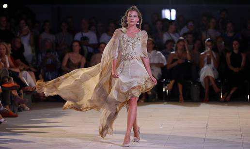 Modna revija Anje Stehlik donosi lepršave haljine, ali i fina klasična odijela