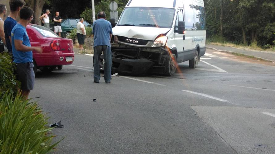 Sudarili se kombi i osobni auto, srećom nitko nije ozlijeđen