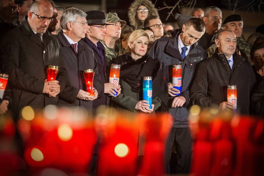 Na molitvu u dvorište bolnice u Vukovaru došla i predsjednica