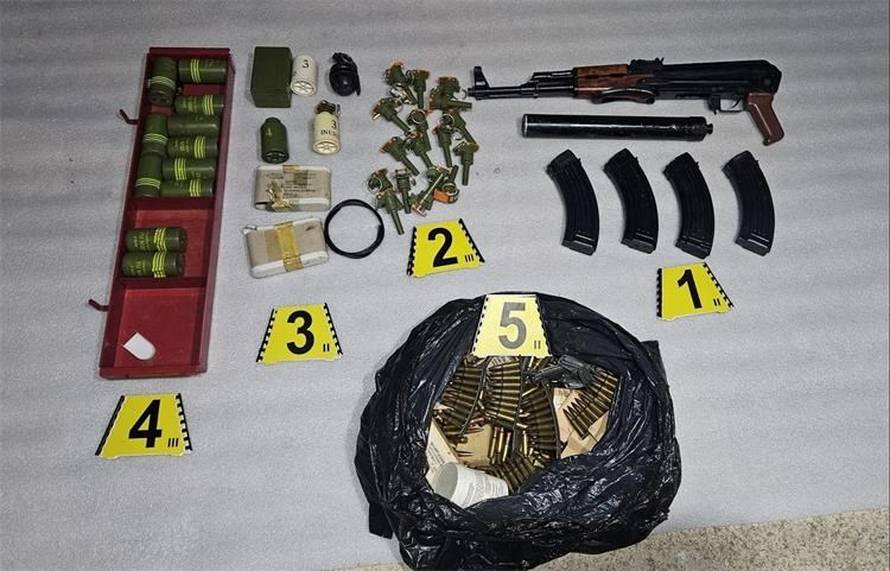 RAMBO S HVARA Djedu (78) u kući našli kalašnjikov, bombe, detonatore, eksploziv, metke...