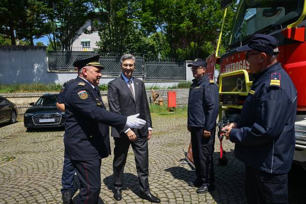Zagreb: Svečana primopredaja vatrogasnih vozila