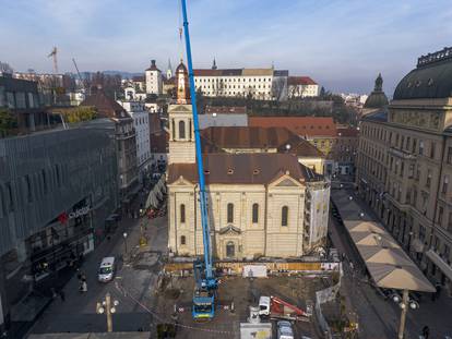 POGLED IZ ZRAKA Zagreb: Kupola teška 6 tona napokon je vraćena na toranj crkve