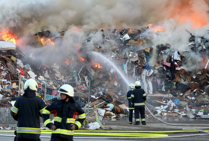 ARHIVA: Zagreb: Vatrogasci se bore s velikim požarom u reciklažnom dvorištu Jakuševac