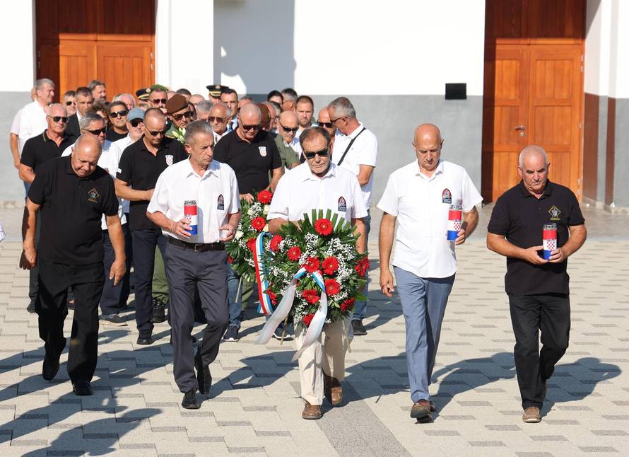 Šibenik: Položeni vijenci i zapaljene svije?e povodom obljetnice Oluje