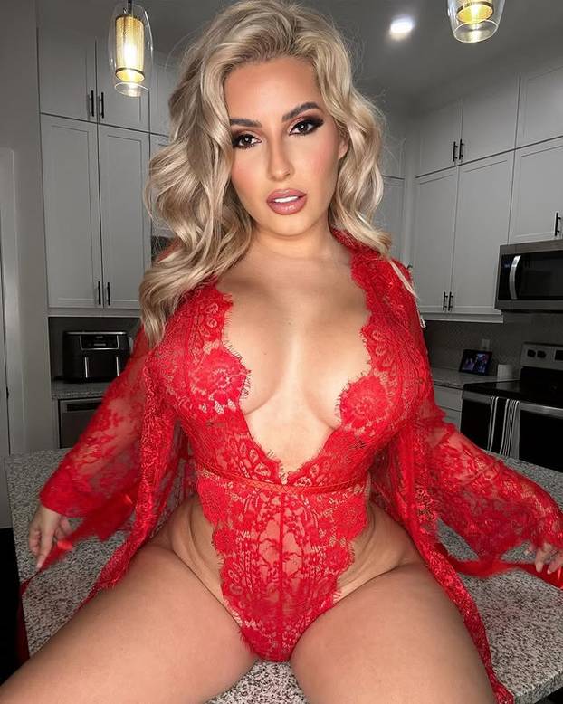 FOTO Uz nju ne trebate darove: Bujna ljepotica zna uklopiti atribute u blagdansku estetiku