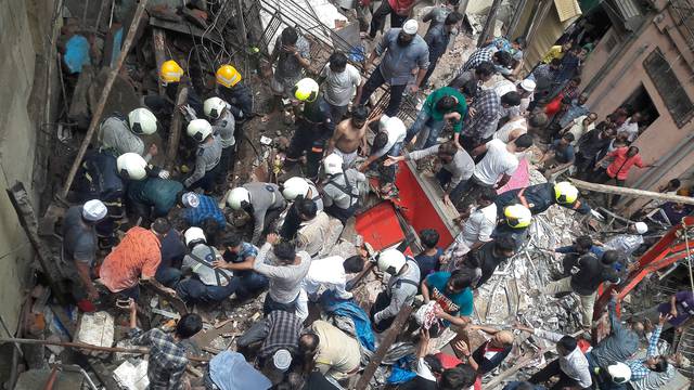 Srušila se zgrada u Mumbaiju: Ispod ruševina je čak 50 ljudi?