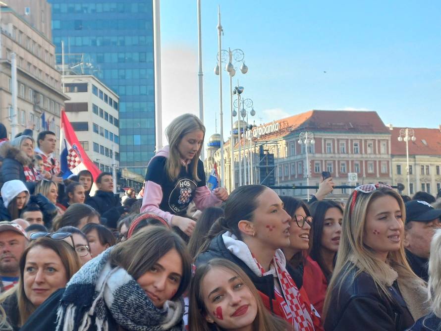 Deseci tisuća ljudi dočekali su srebrne! Trgom se orile pjesme, navijači zapalili desetak baklji