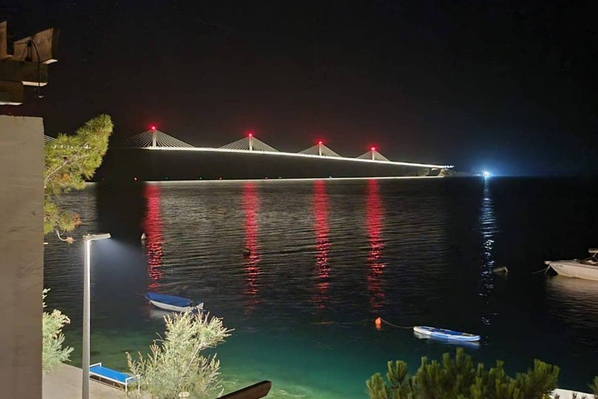 FOTO Zasvijetlio Pelješki most