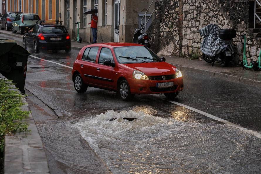 Rijeka: Zbog obilne kiše podignute su šahte iz kojih se slijevaju potoci